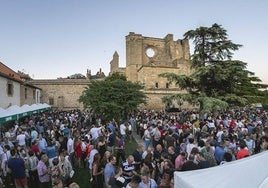 Escenario principal del Mugacu Fest, en las ruinas de la iglesia de San Pedro de Viana (Navarra).