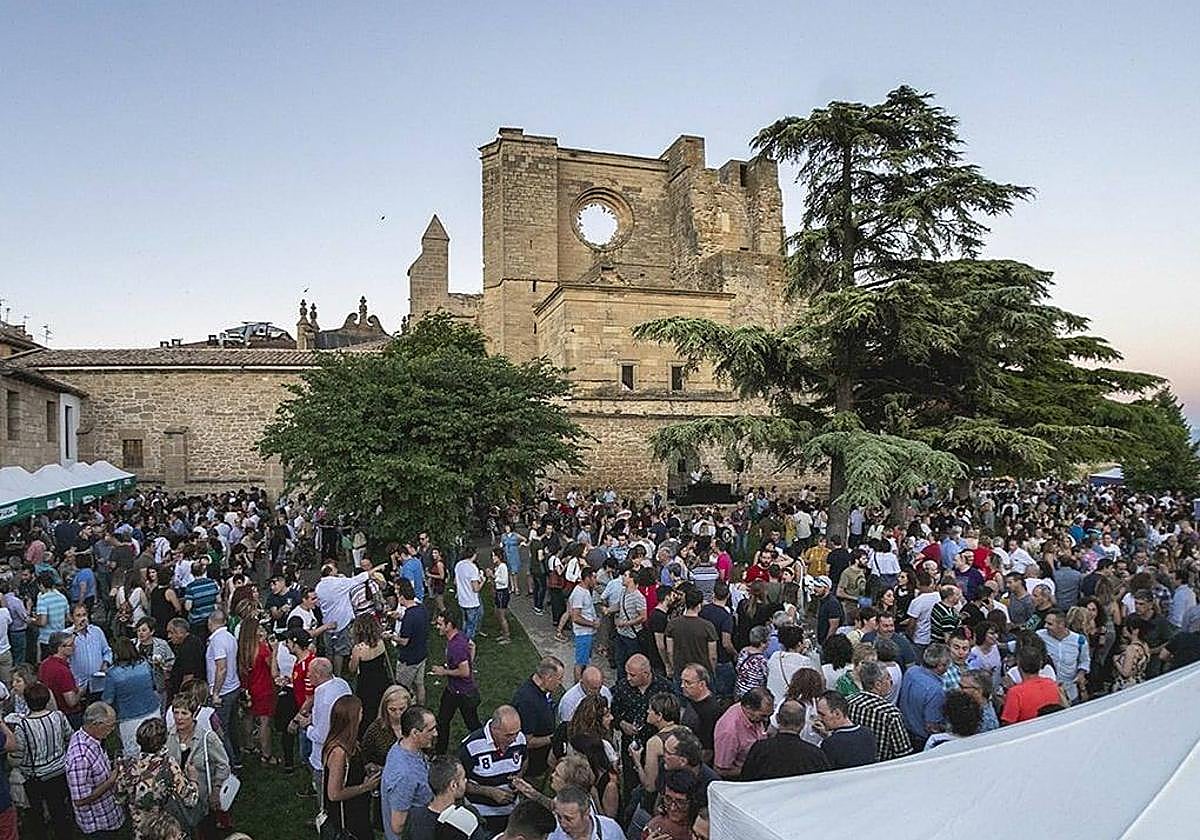 Escenario principal del Mugacu Fest, en las ruinas de la iglesia de San Pedro de Viana (Navarra).