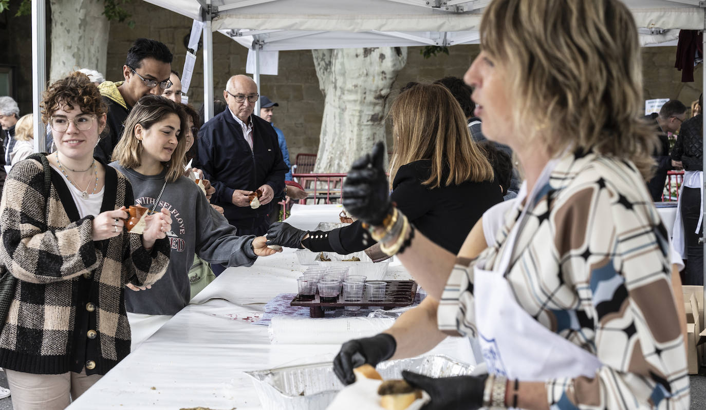 Logroño cumple con la tradición del reparto del pez