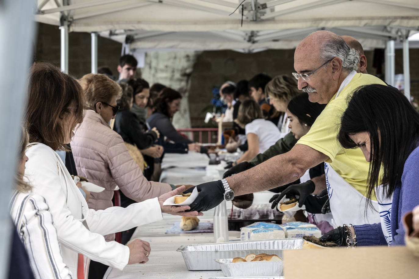 Logroño cumple con la tradición del reparto del pez