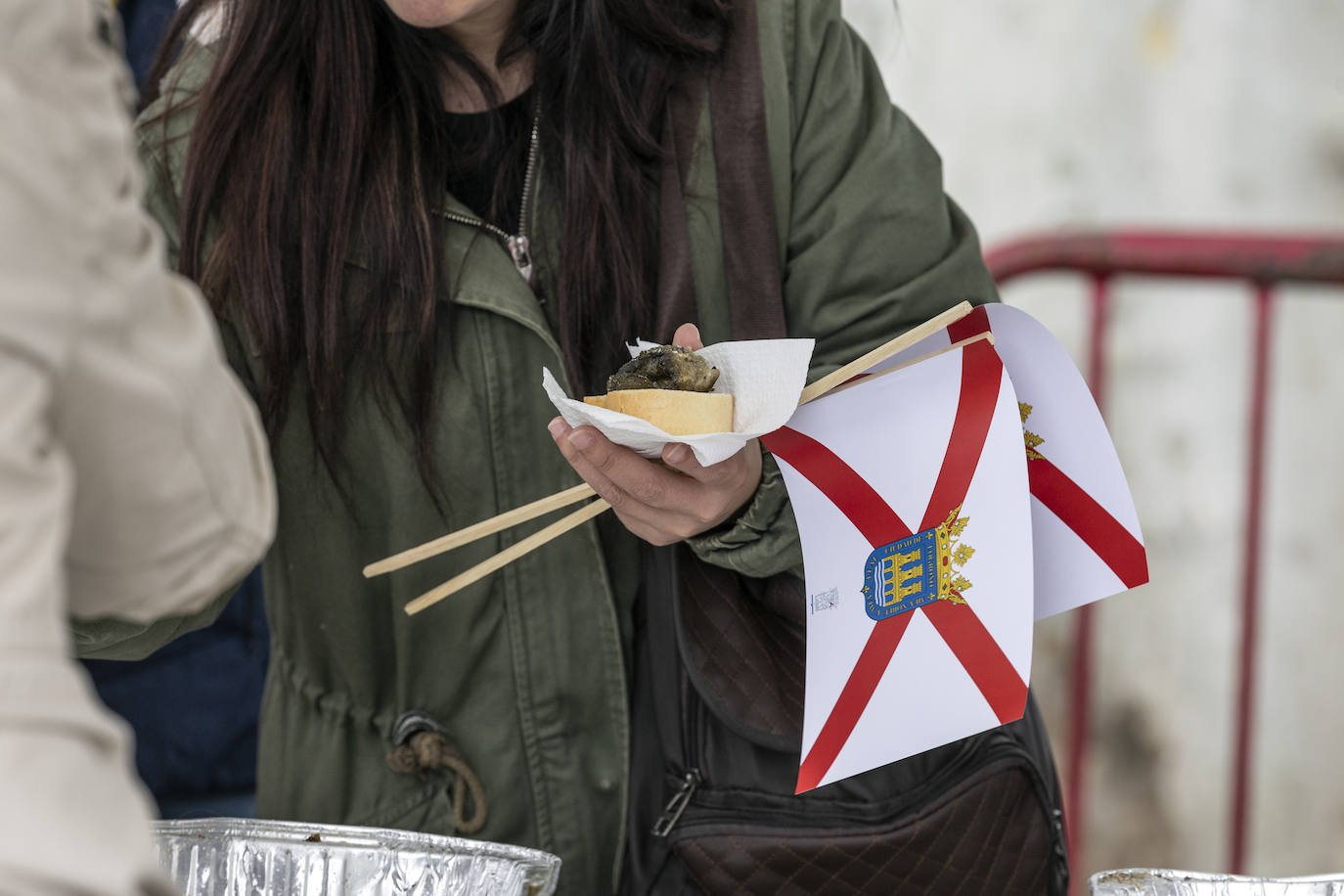 Logroño cumple con la tradición del reparto del pez