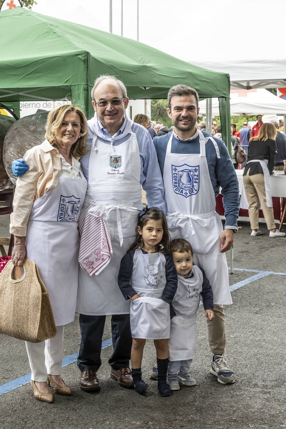 Logroño cumple con la tradición del reparto del pez