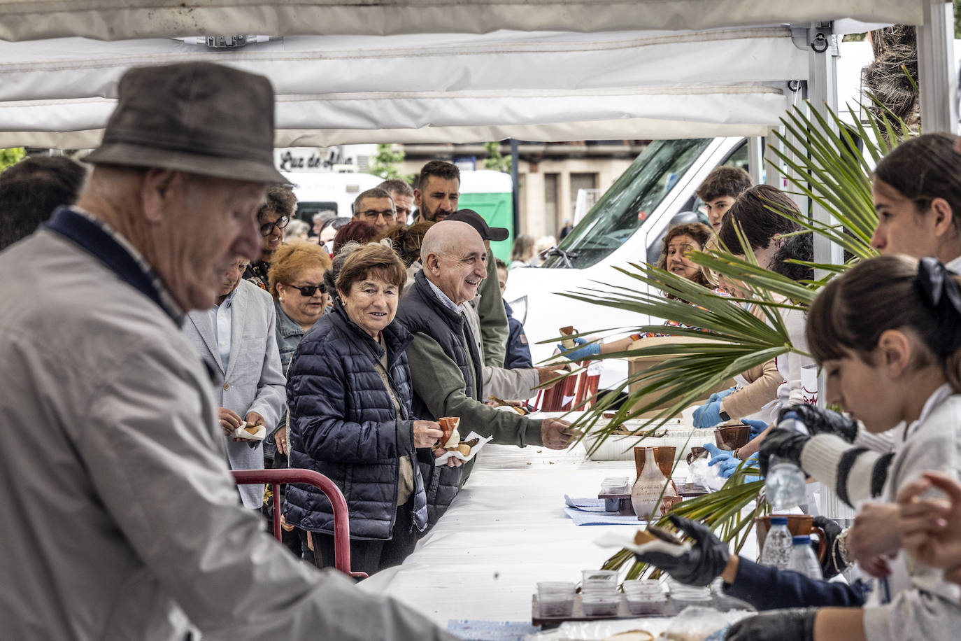 Logroño cumple con la tradición del reparto del pez