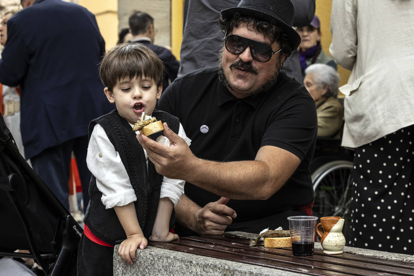 Logroño cumple con la tradición del reparto del pez