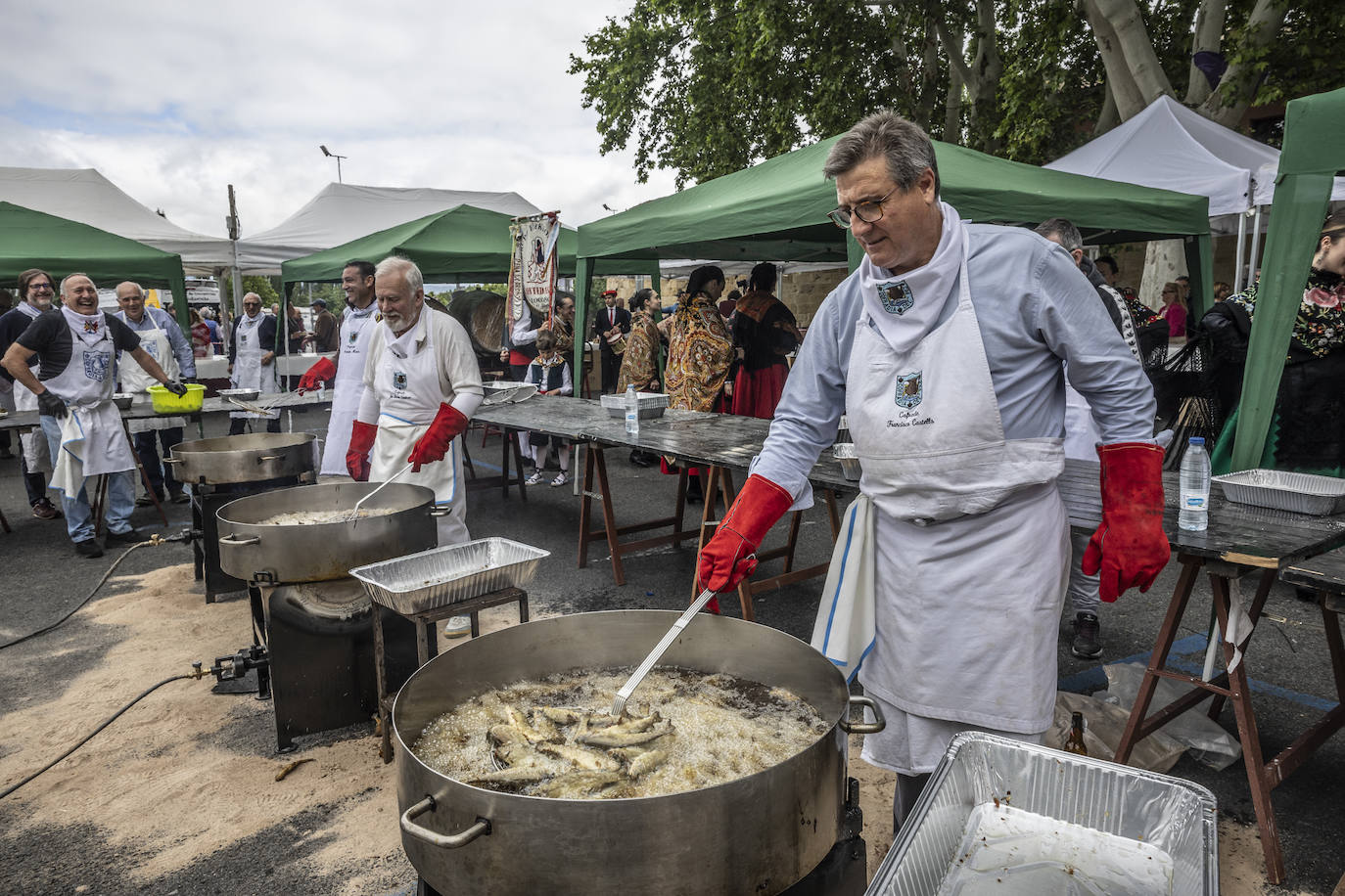 Logroño cumple con la tradición del reparto del pez