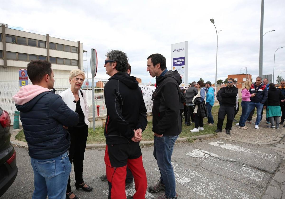 Yolanda González, alcaldesa de Viana, habla con representantes del comité de Mondelez en la primera jornada de la huelga indefinida.