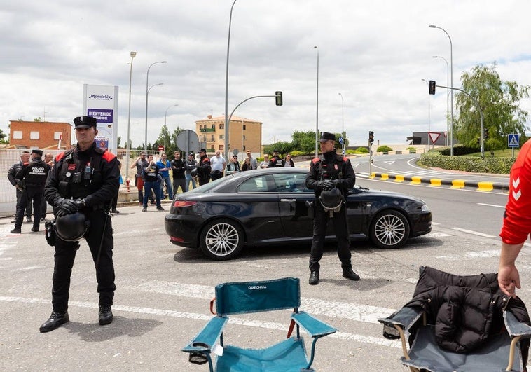 Efectivos de la Policia foral de Navarra vigilan la entrada a las instalaciones de la planta de Mondelez, la antigua Marbú de Viana.