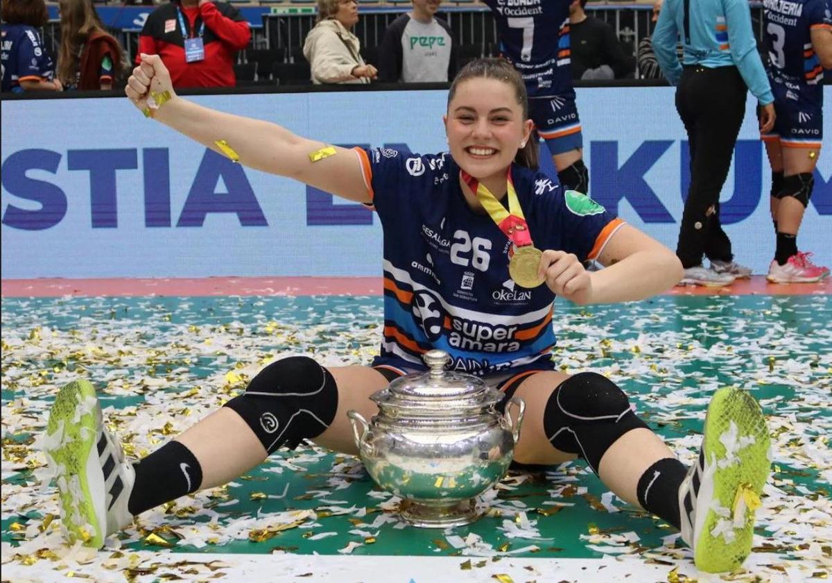 Lydia Blanco, celebrando el título de campeona de Copa logrado por el Bera Bera