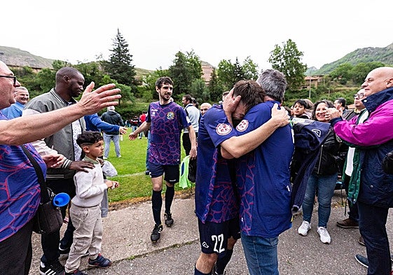 Varios jugadores del Anguiano se acercan emocionados al público tras ganar a la Oyonesa y clasificarse para la fase nacional.