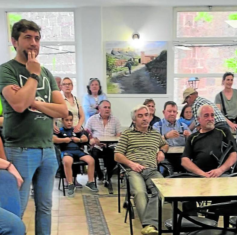 Pedro Muro, alcalde de Clavijo, en la reinauguración del bar.