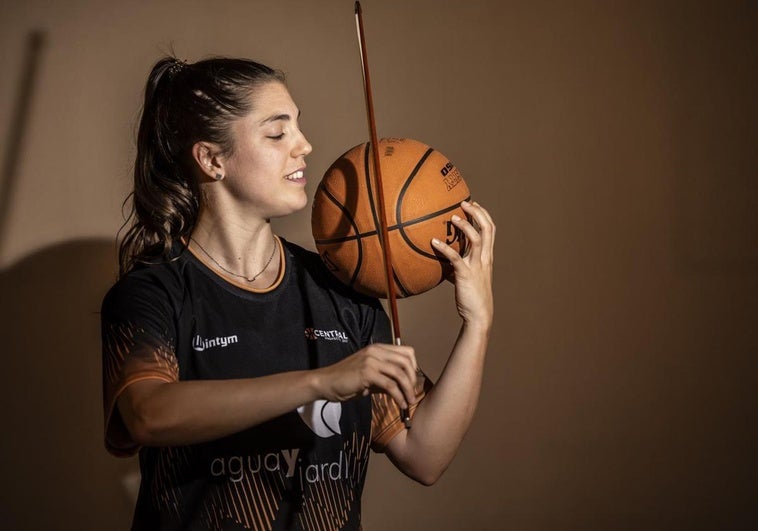 Paula Estebas, con sus dos pasiones: la música y el baloncesto.