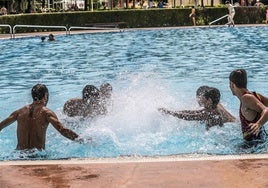 Unos bañistas se dan un chapuzón el verano pasado.