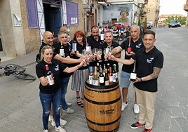 Parte de los miembros del Club de Catas de Lardero posan en la calle Soldevilla.