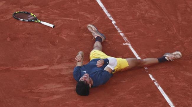 Carlos Alcaraz se convirtió, al ganar Roland Garros, en el tenista más joven en...