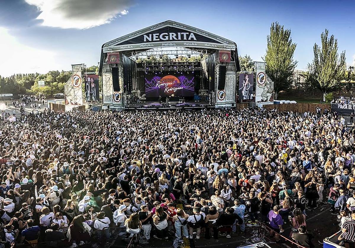 Holika se sube a la noria