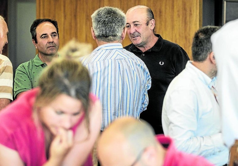 Fernando Ezquerro, presidente del ConsejoRegulador, conversa con vocales de las cooperativas en una imagen de archivo.