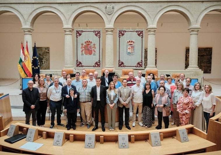 Autoridades y donantes de sangre reunidos en el Parlamento.