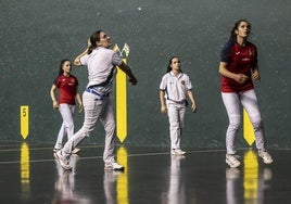 Uno de los partidos del jueves en el frontón Adarraga logroñés.