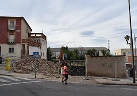 Unos jóvenes transitan junto a la casa derruida donde se proyecta el nuevo consultorio médico.