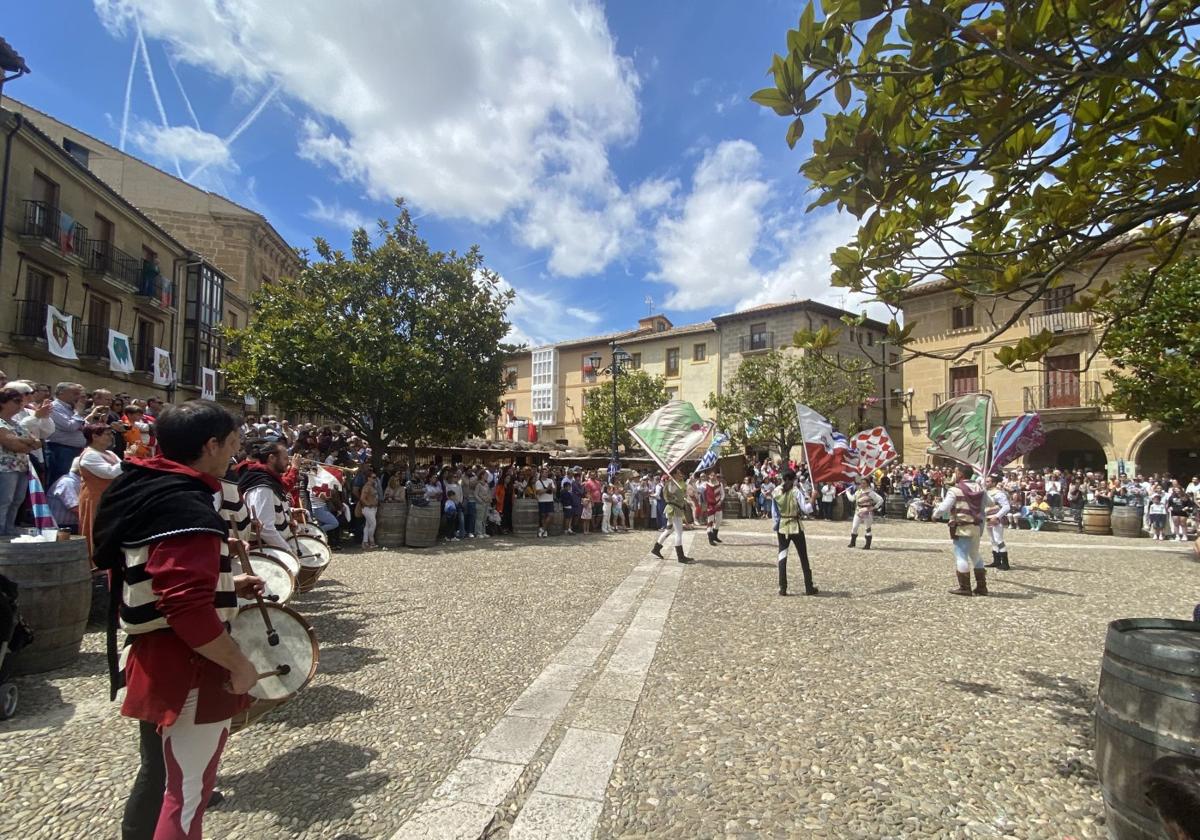 Exhibición de los abanderados junto al mesón.