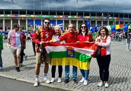 Aficionados logroñeses a las puertas del estadio, antes de comenzar el partido.