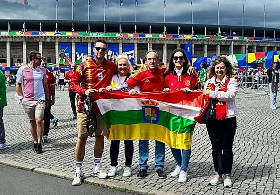 Aficionados logroñeses a las puertas del estadio, antes de comenzar el partido.