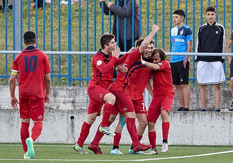 Los jugadores del Anguiano celebran uno de sus goles en Zizur.