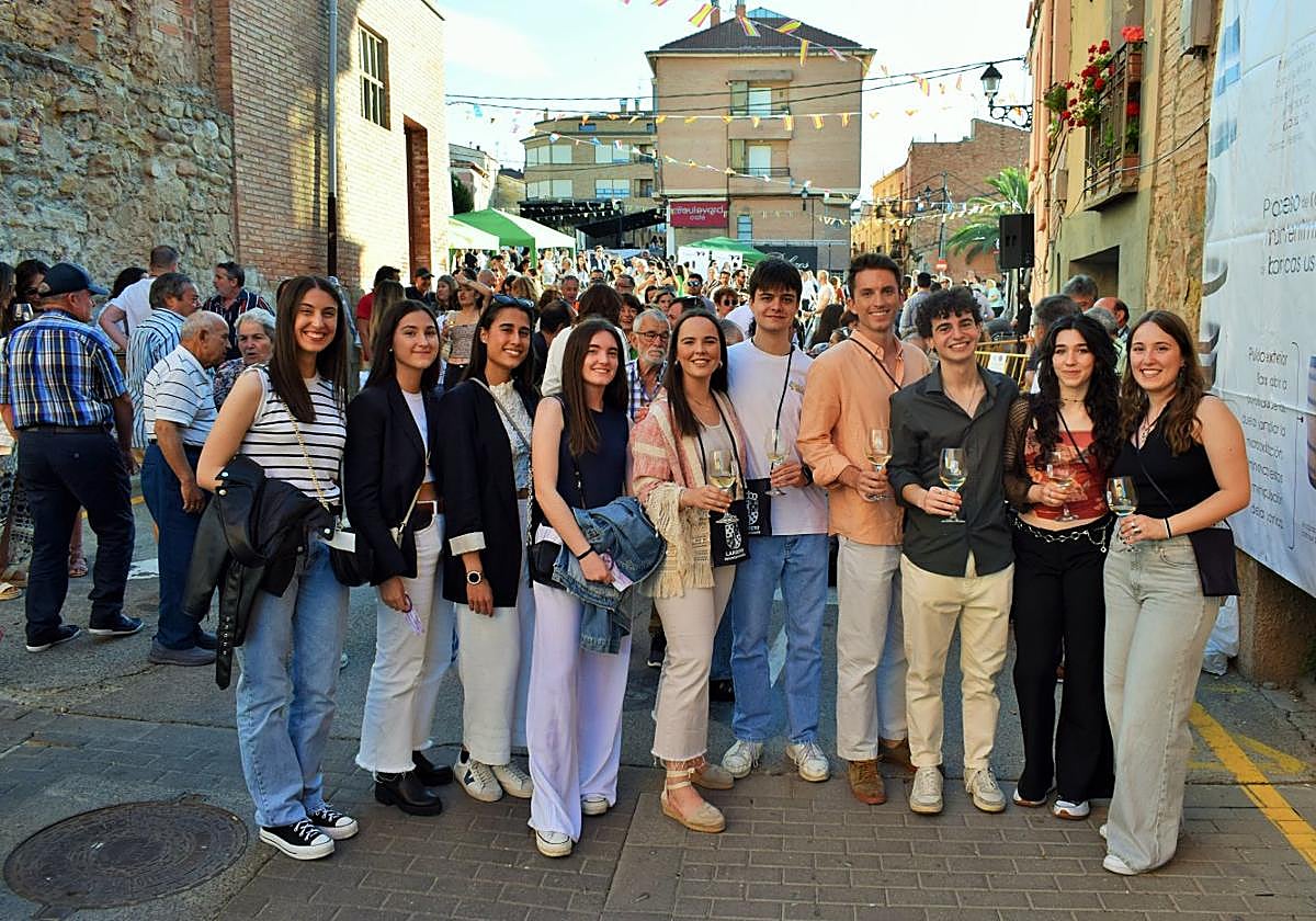 Un grupo de jóvenes disfruta de los primeros compases del 'Lardero Wine', en la calle Soldevilla.
