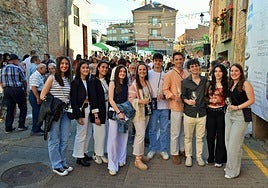 Un grupo de jóvenes disfruta de los primeros compases del 'Lardero Wine', en la calle Soldevilla.