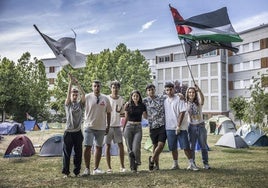 Lucía, Yusef, Ismail, Amaya, Sacha, Jorge y Aroa posan en la Acampada por Palestina de La Rioja en la UR.