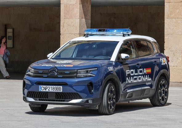 Imagen secundaria 1 - Y tres modernos vehículos con los que la Policía Nacional patrulla actualmente las calles de Logroño.