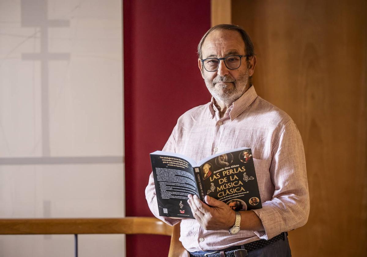 Fernando Sáez Aldana, con su último libro.