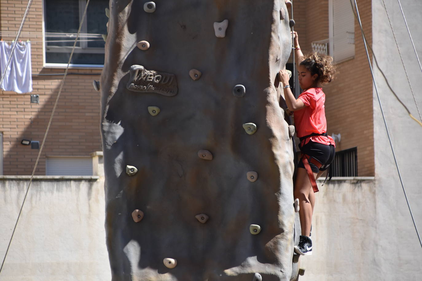 Deporte en la calle y VIII carrera a favor de la AECC en Autol