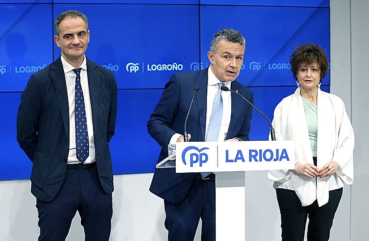 El alcalde, Conrado Escobar, escoltado por los concejales Miguel Sáinz y Celia Sanz, ha comparecido en la sede del Partido Popular.