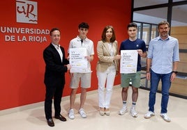 Jorge Pelegrín, secretario de la Facultad de Ciencias Empresariales; Miguel Otero López, 2º puesto en la Olimpiada de Economía de La Rioja; Fabiola Portillo, vicerrectora de Responsabilidad Social Corporativa; Nicolas Pascual Etayo, 3er puesto en la Olimpiada de Economía de La Rioja; y Luis Blanco Pascual, decano de la Facultad de Ciencias Empresariales.