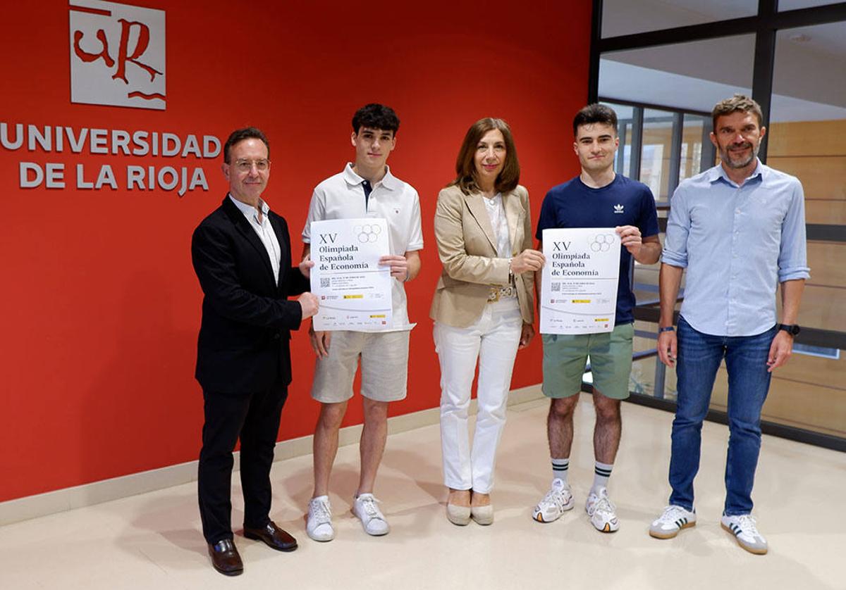 Jorge Pelegrín, secretario de la Facultad de Ciencias Empresariales; Miguel Otero López, 2º puesto en la Olimpiada de Economía de La Rioja; Fabiola Portillo, vicerrectora de Responsabilidad Social Corporativa; Nicolas Pascual Etayo, 3er puesto en la Olimpiada de Economía de La Rioja; y Luis Blanco Pascual, decano de la Facultad de Ciencias Empresariales.