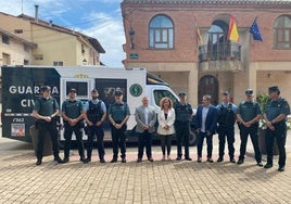 Autoridades civiles y policiales posan delante del vehículo que servirá como nuevo punto de atención para la ciudadanía rural.