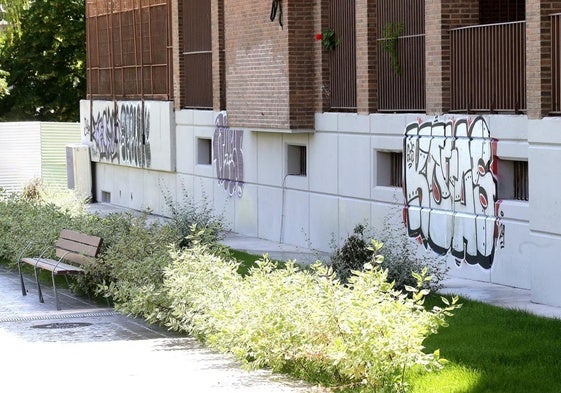 Vuelven las pintadas al edificio 'Patricia'