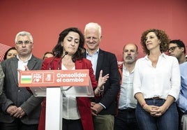 Andreu, con María Marrodán (a la derecha), en su comparecencia tras las elecciones autonómicas.