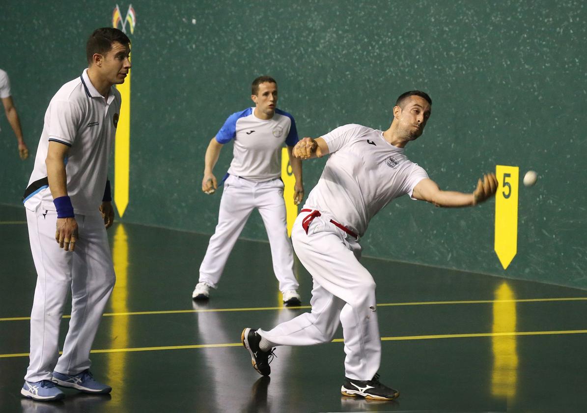 Tres generaciones de pelotaris en el frontón Adarraga