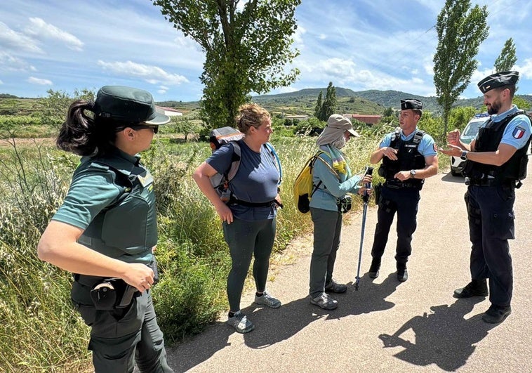 Agentes de la Guardia Cicil y la Gendarmería Nacional franceso junto a peregrinos.