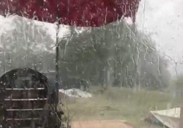 Vídeo | Una fuerte tormenta con granizo descarga en Nalda