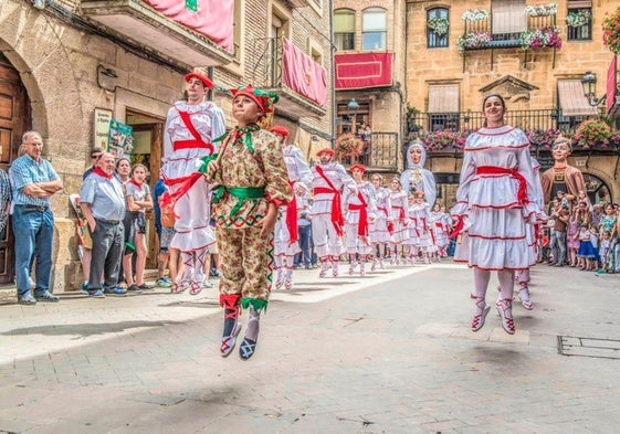 Danzas en la plaza de la villa.