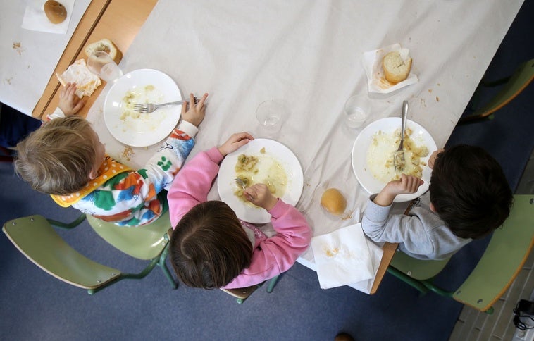 Varios niños en un comedor infantil.