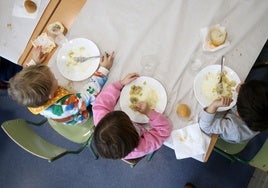 Varios niños en un comedor infantil.