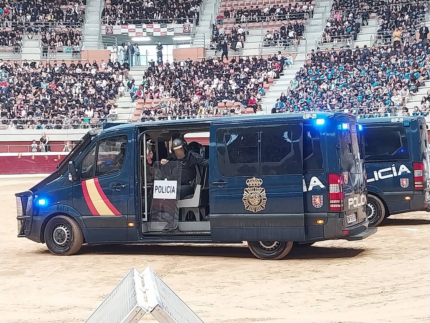 Exhibición de la Policía Nacional para niños en La Ribera