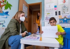 Mateo, junto con su profesora María y su madre Jenifer, durante unas de sus últimas lecciones domiciliarias de este curso.