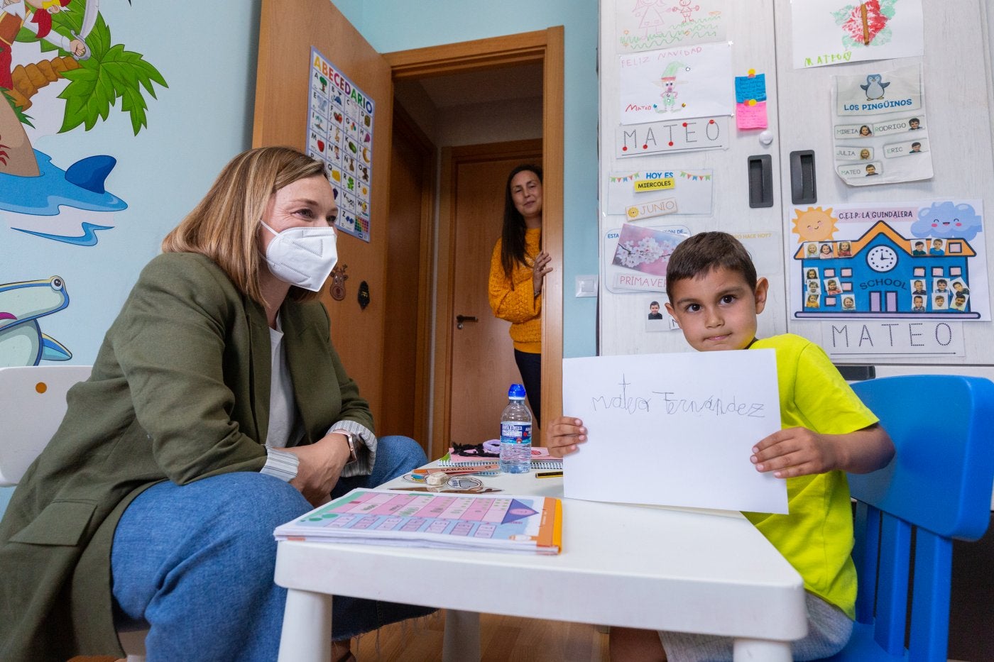 Mateo, junto con su profesora María y su madre Jenifer, durante unas de sus últimas lecciones domiciliarias de este curso.