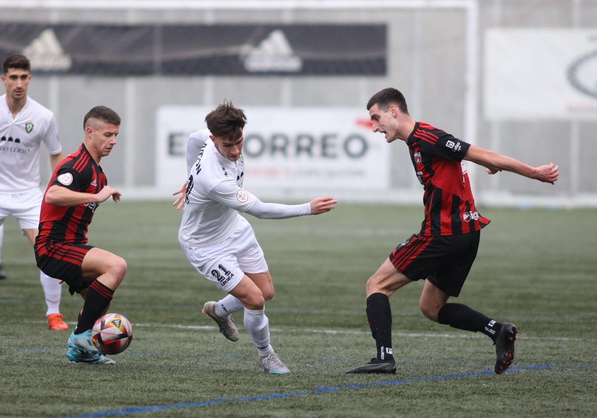 Álvaro García, a la derecha de la imagen, con la camiseta del Arenas.