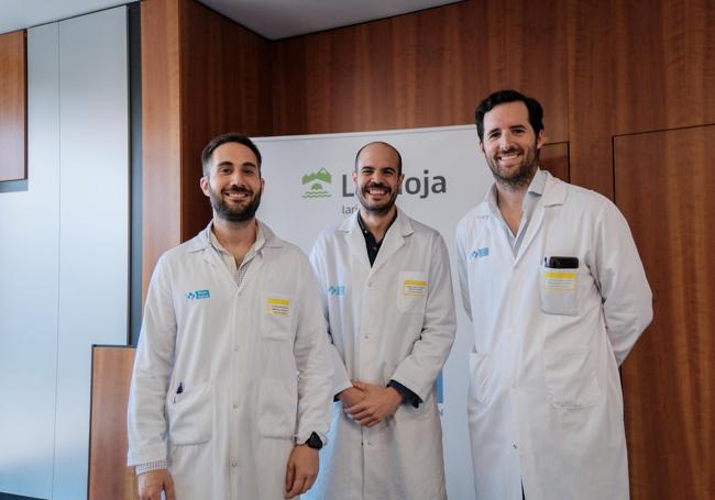 El doctor Pablo Montes junto a otros médicos del servicio de Cirugía Maxilofacial.